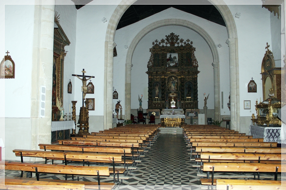 Hochaltar im Chorraum zeigt eine Ikonographie des Apostels Santiago